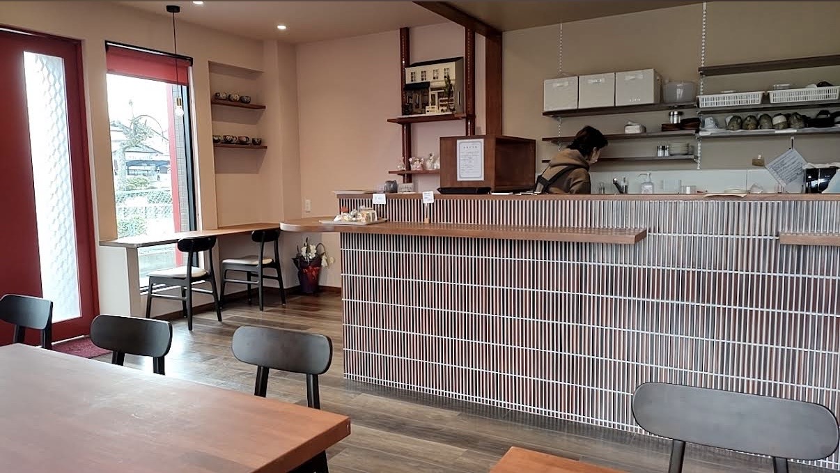 木格子のカウンターがある店内