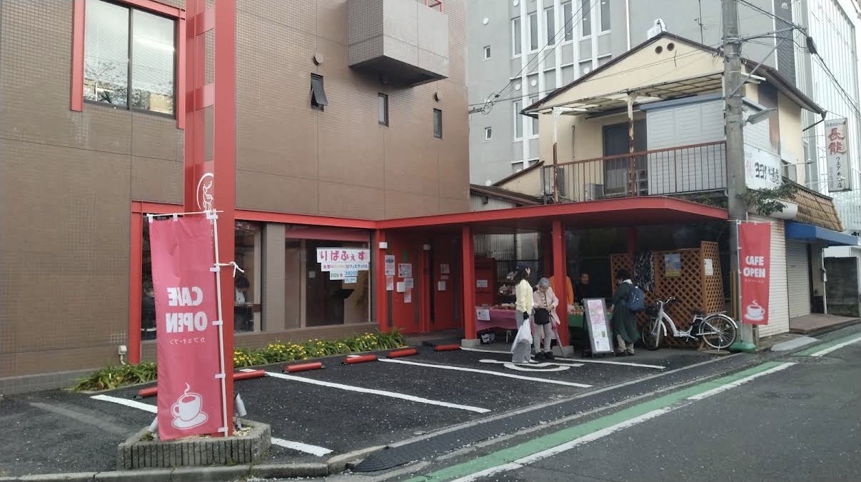 赤を基調とした店舗の外観